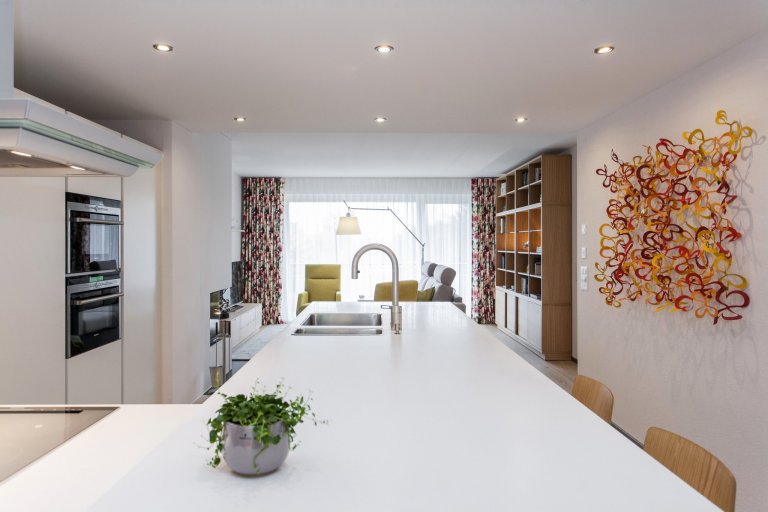 Byt 3+kk ve švýcarském Heidenu je součástí malého bytového komplexu zasazeného do krásného prostředí plného zeleně.&nbsp;V interiéru je kladen důraz na…