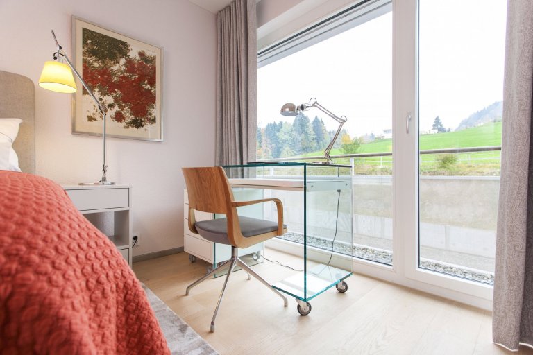 Byt 3+kk ve švýcarském Heidenu je součástí malého bytového komplexu zasazeného do krásného prostředí plného zeleně.&nbsp;V interiéru je kladen důraz na…