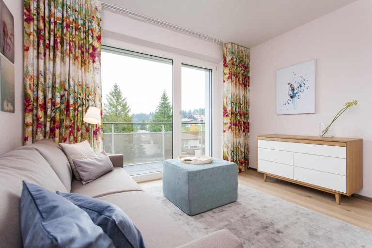 Byt 3+kk ve švýcarském Heidenu je součástí malého bytového komplexu zasazeného do krásného prostředí plného zeleně.&nbsp;V interiéru je kladen důraz na…