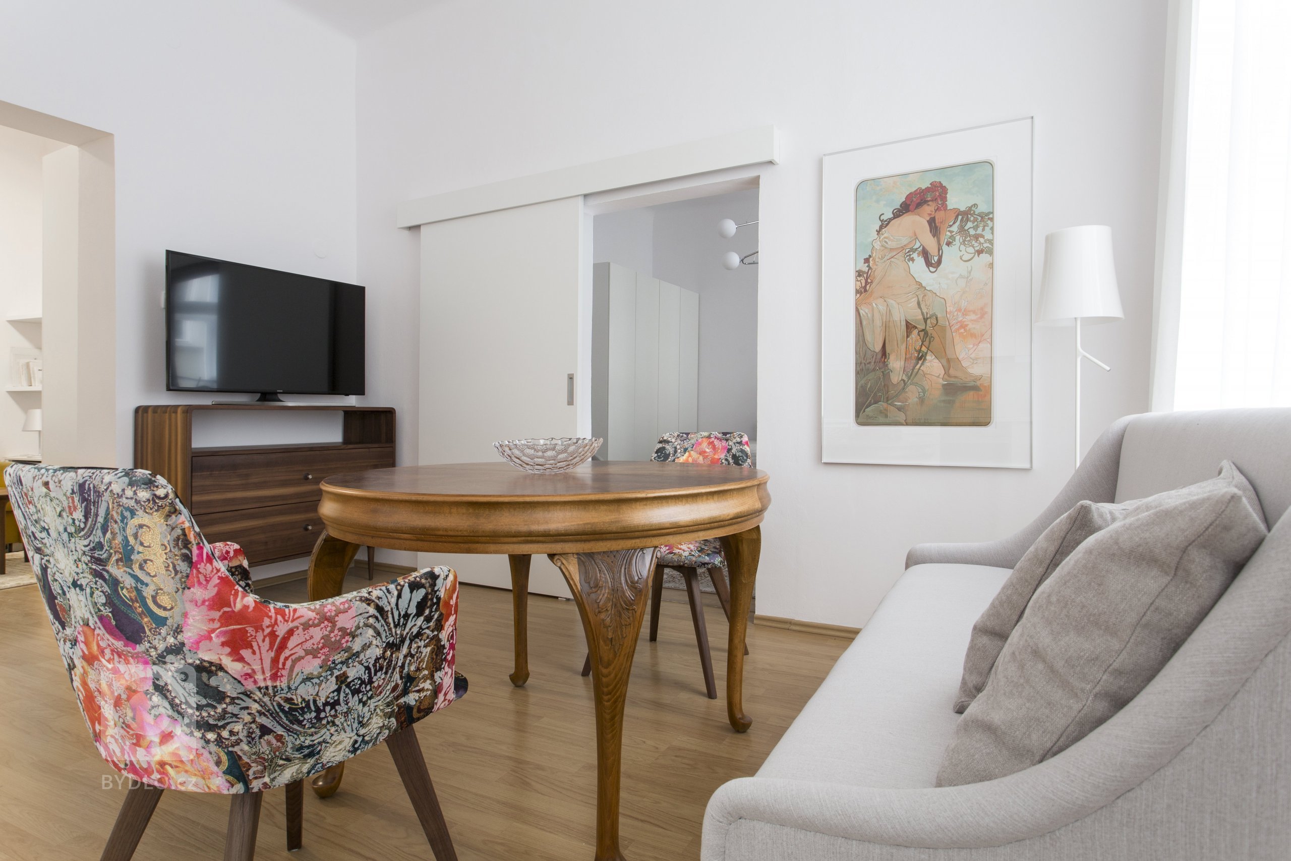 Byt se nachází v samém srdci historické Prahy, v měšťanském domě U modré boty v Haštalské čtvrti.Naším záměrem bylo vytvořit elegantní interiér, který podtrhne…