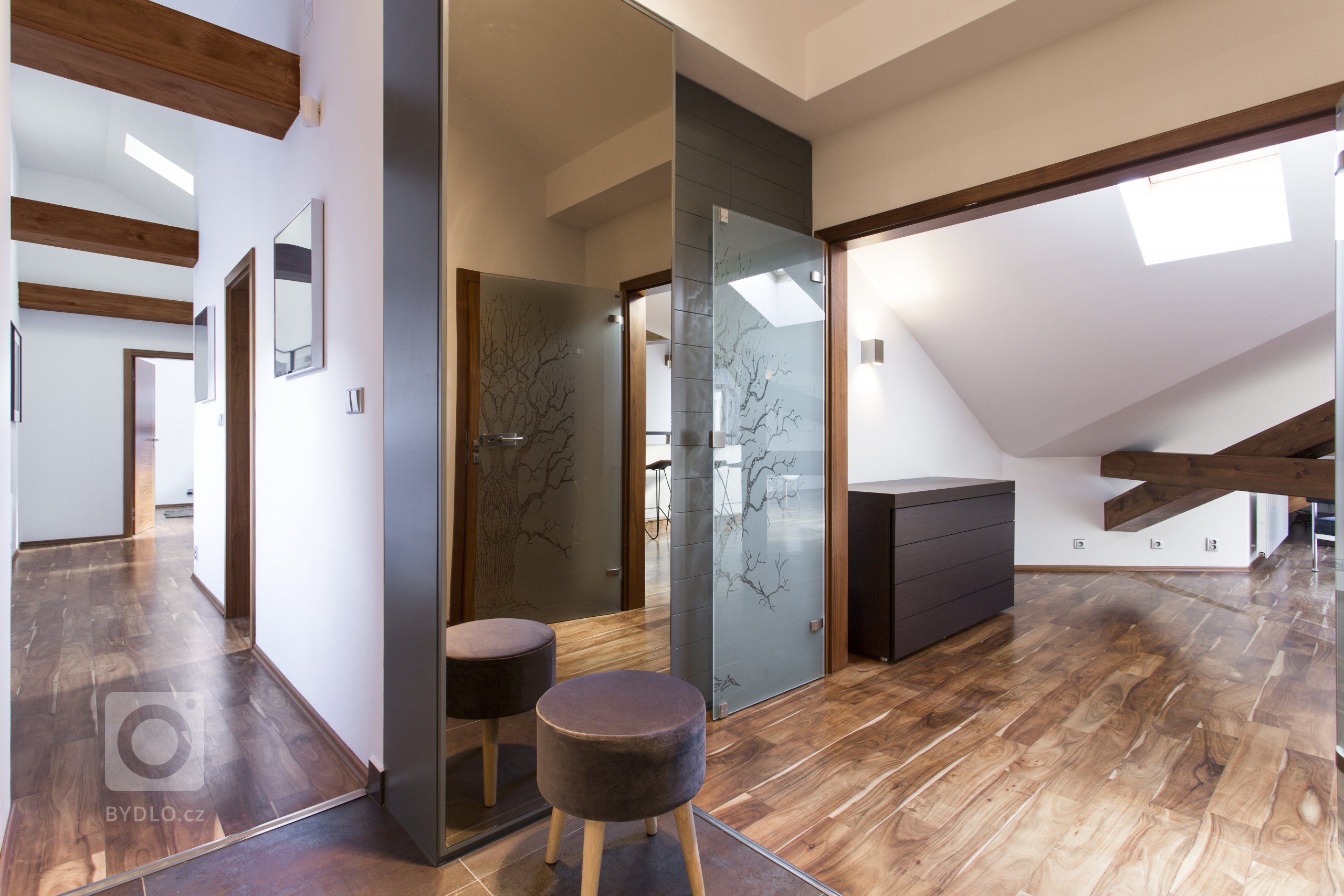 Jemný minimalistický interiér podkrovního bytu 3+kk v činžovním domě v Havelské ulici, Praha 1
