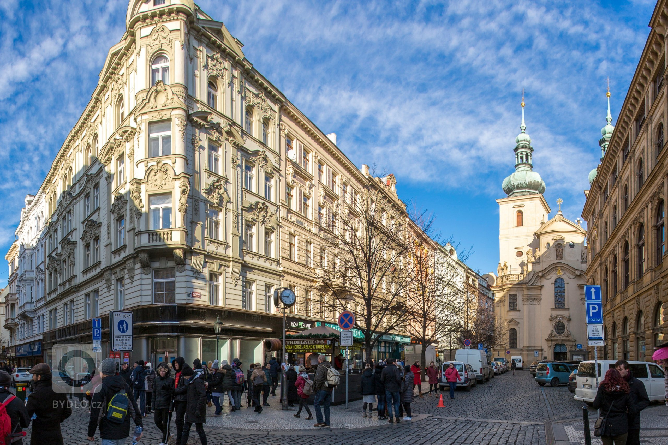 Jemný minimalistický interiér podkrovního bytu 3+kk v činžovním domě v Havelské ulici, Praha 1

