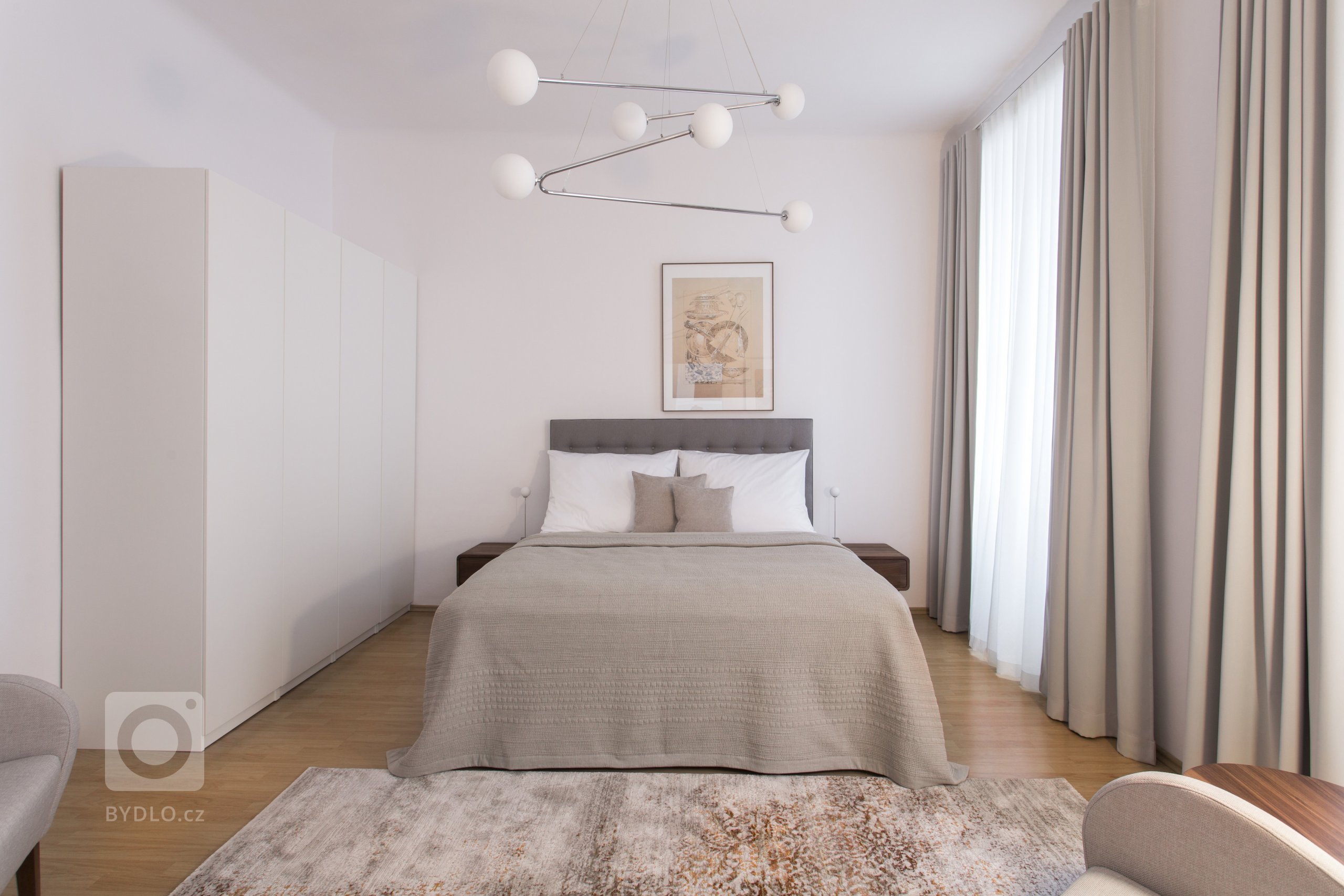 Byt se nachází v samém srdci historické Prahy, v měšťanském domě U modré boty v Haštalské čtvrti.Naším záměrem bylo vytvořit elegantní interiér, který podtrhne…