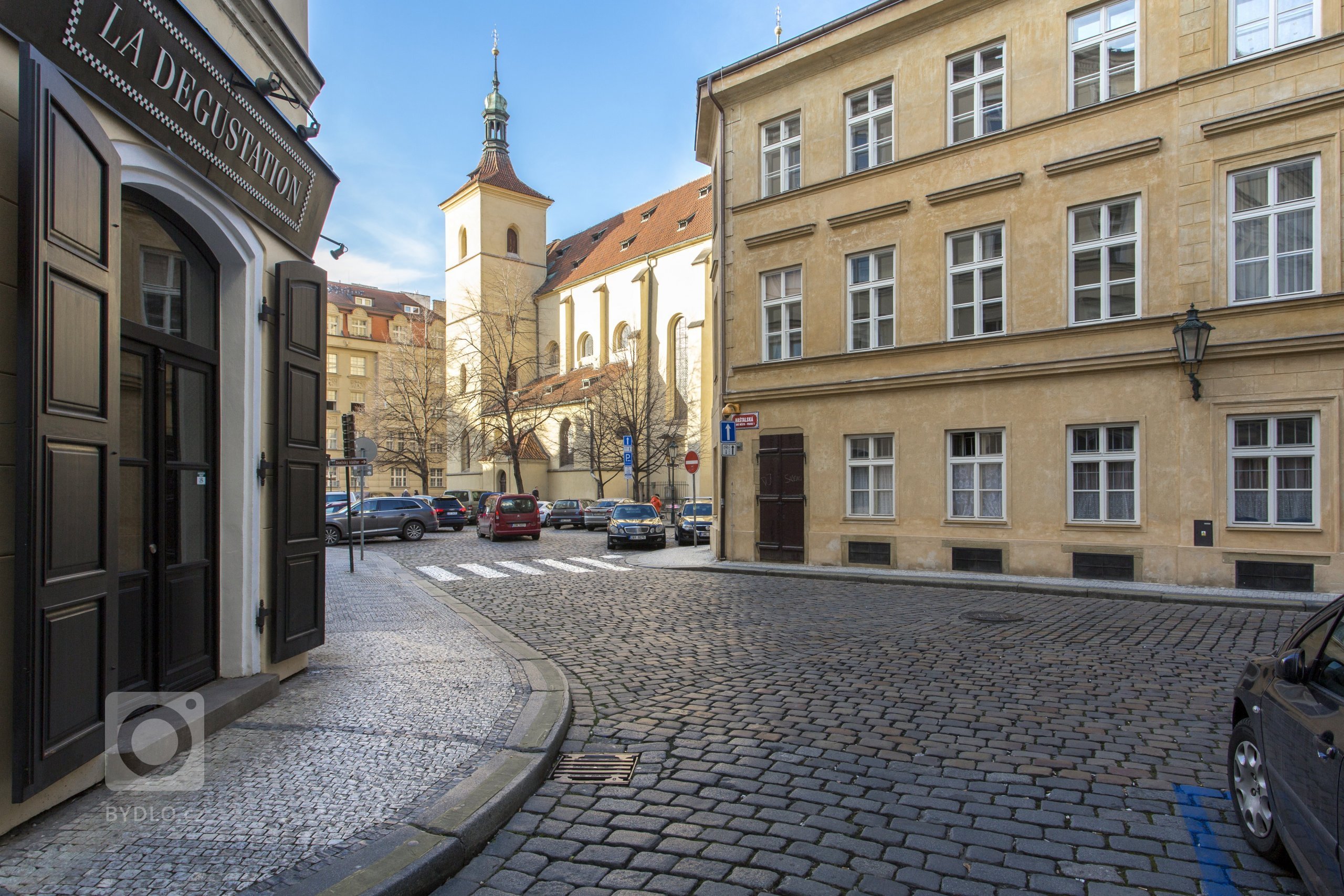 Byt se nachází v samém srdci historické Prahy, v měšťanském domě U modré boty v Haštalské čtvrti.Naším záměrem bylo vytvořit elegantní interiér, který podtrhne…