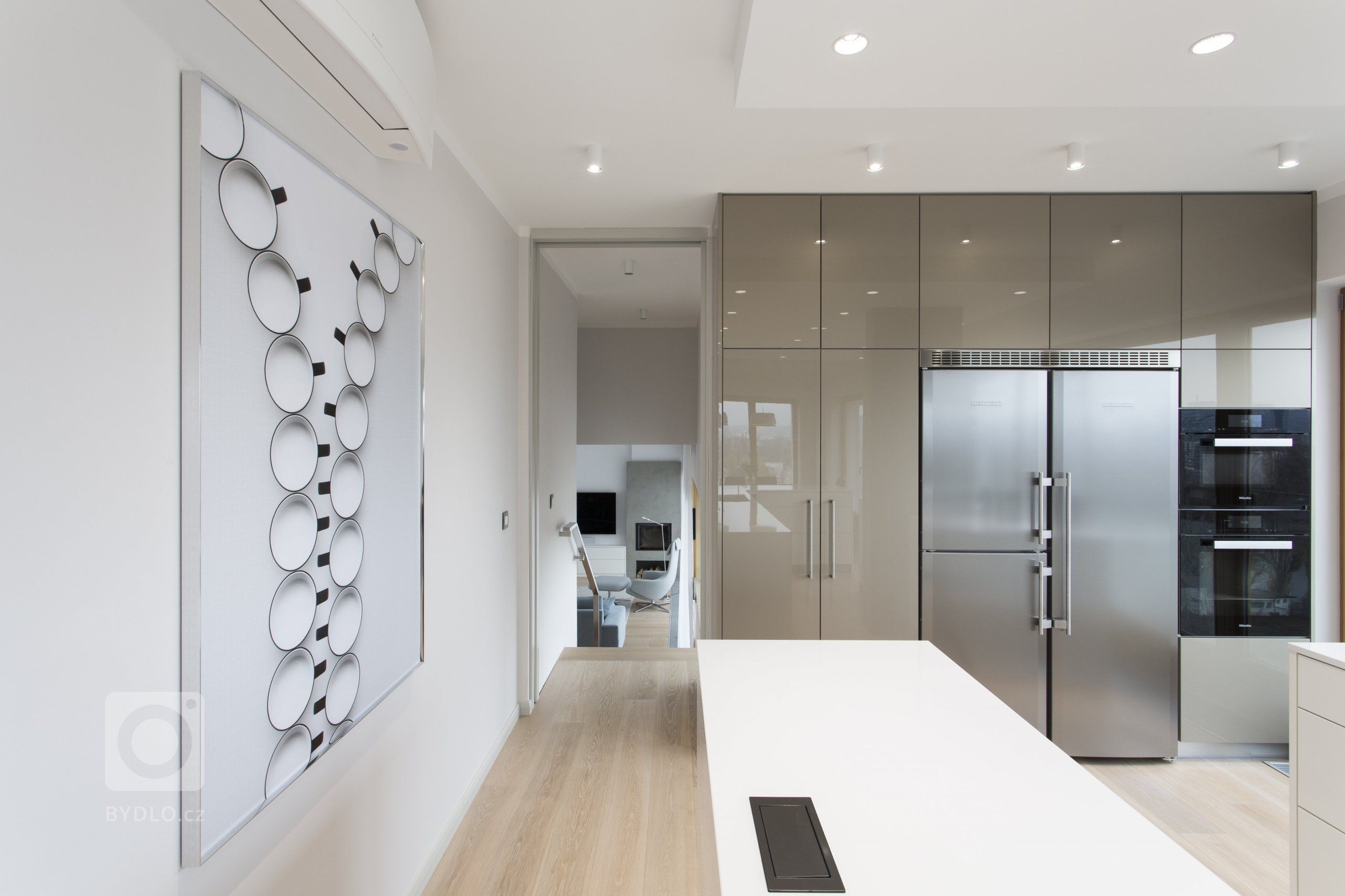 Velkometrážní byt v posledním patře rezidenčního projektu Vltava má jedinečný výhled na řeku Vltavu a protilehlé panorama starých Holešovic. Čisté linie,…