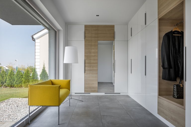 Z pokojů rovnou na zahradu

Přízemní moderní dům s půdorysem do tvaru písmene L se vnitřní stranou otevírá do zahrady skrze velká posuvná okna přes celou šířku…