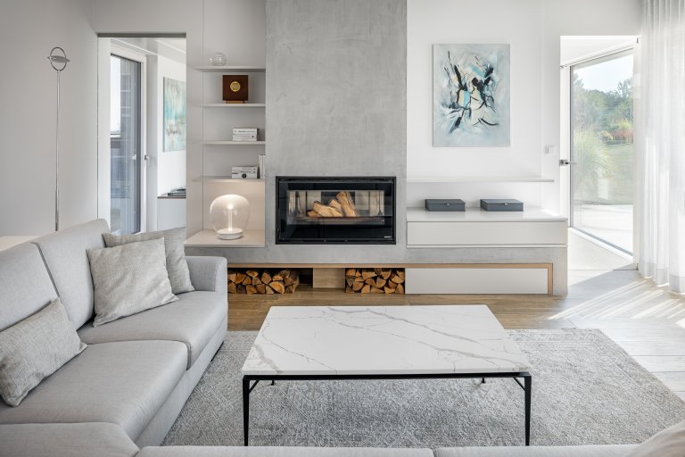 Z pokojů rovnou na zahradu

Přízemní moderní dům s půdorysem do tvaru písmene L se vnitřní stranou otevírá do zahrady skrze velká posuvná okna přes celou šířku…