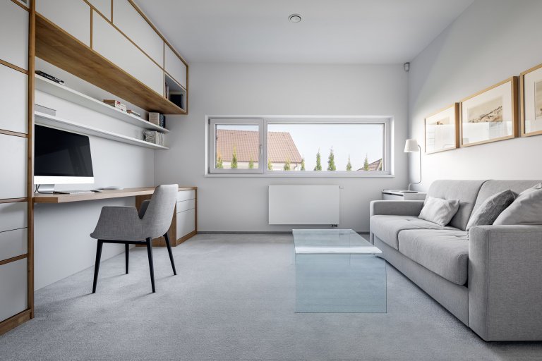 Z pokojů rovnou na zahradu

Přízemní moderní dům s půdorysem do tvaru písmene L se vnitřní stranou otevírá do zahrady skrze velká posuvná okna přes celou šířku…