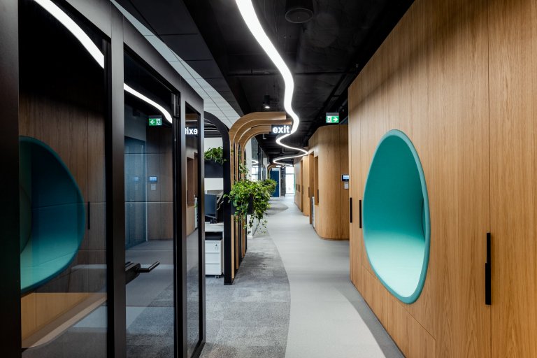 Úkolem a zadáním od investora bylo sjednotit high-tech řešení s přírodou. Vizuální styl vychází z podstaty společnosti, doplňuje její filozofii a pohled na…