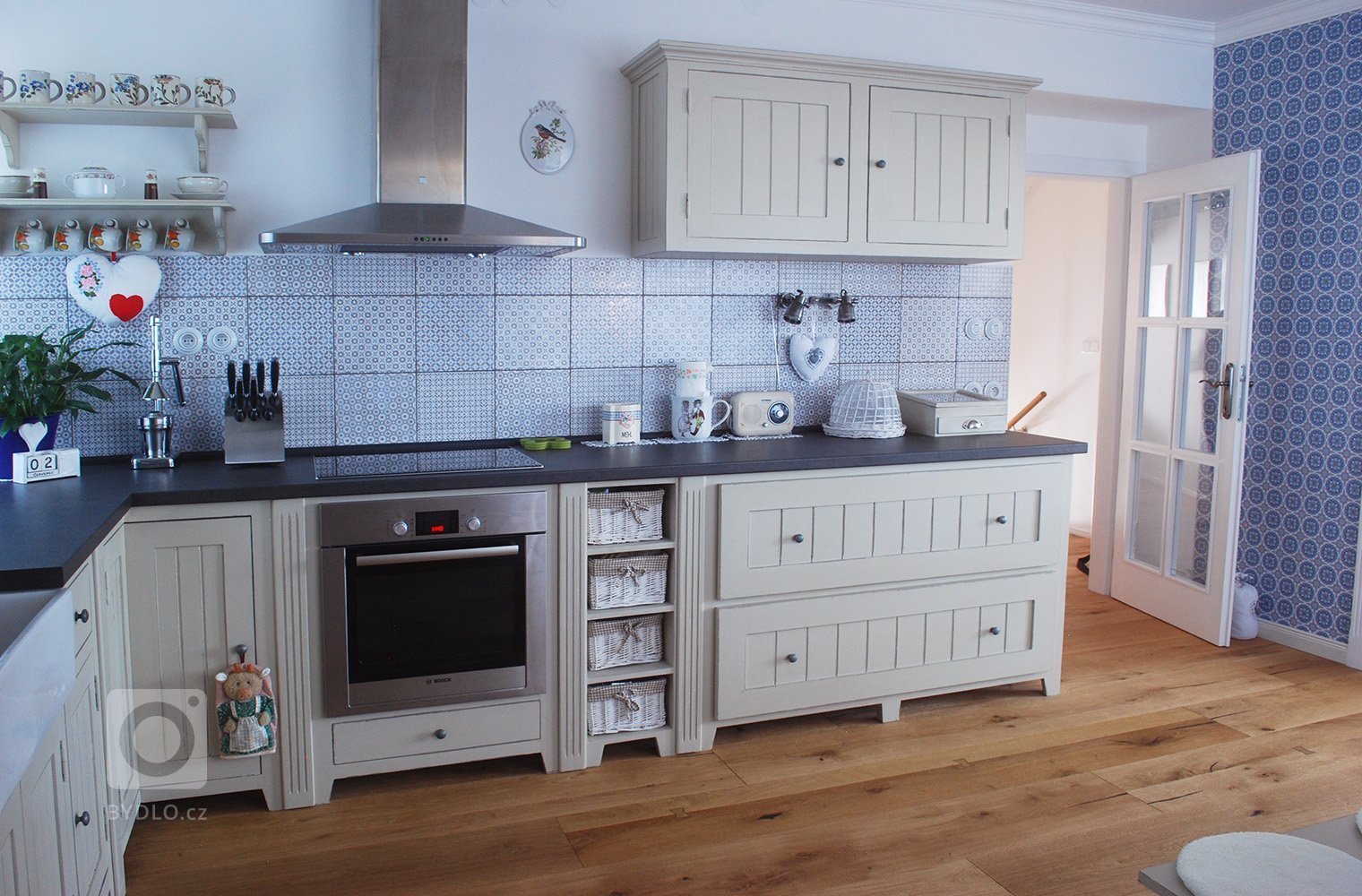 O&nbsp;tom, že kuchyně je výsostným území žen, alespoň v&nbsp;naší zemi, není pochyb. Paní Olga mě oslovila s&nbsp;tím, že by si moc přála novou kuchyni, stará…