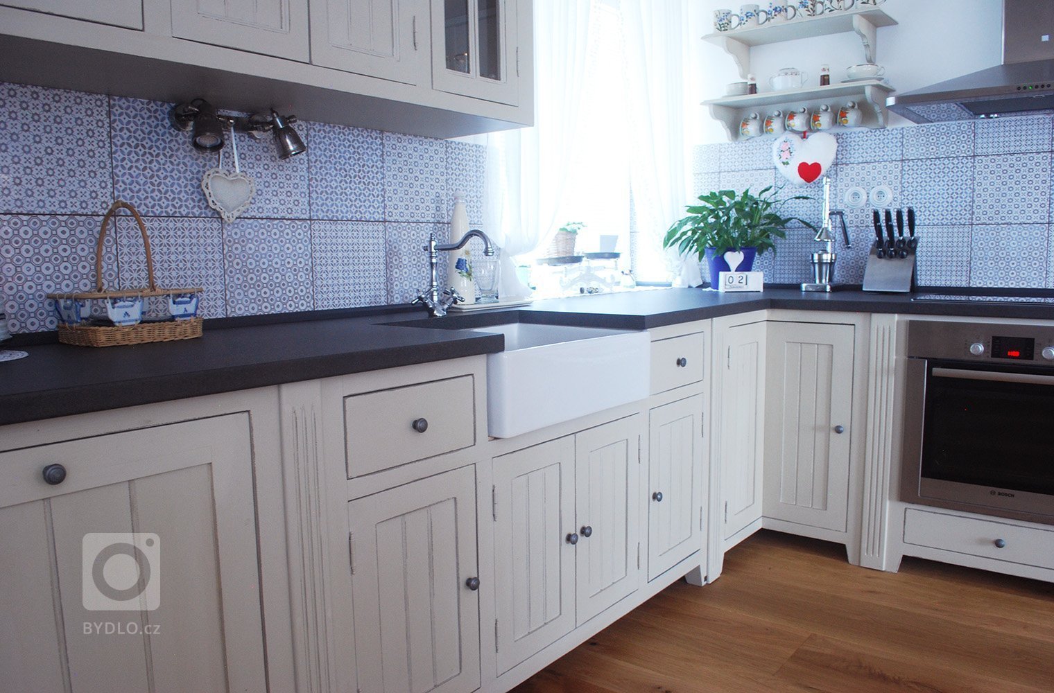 O&nbsp;tom, že kuchyně je výsostným území žen, alespoň v&nbsp;naší zemi, není pochyb. Paní Olga mě oslovila s&nbsp;tím, že by si moc přála novou kuchyni, stará…