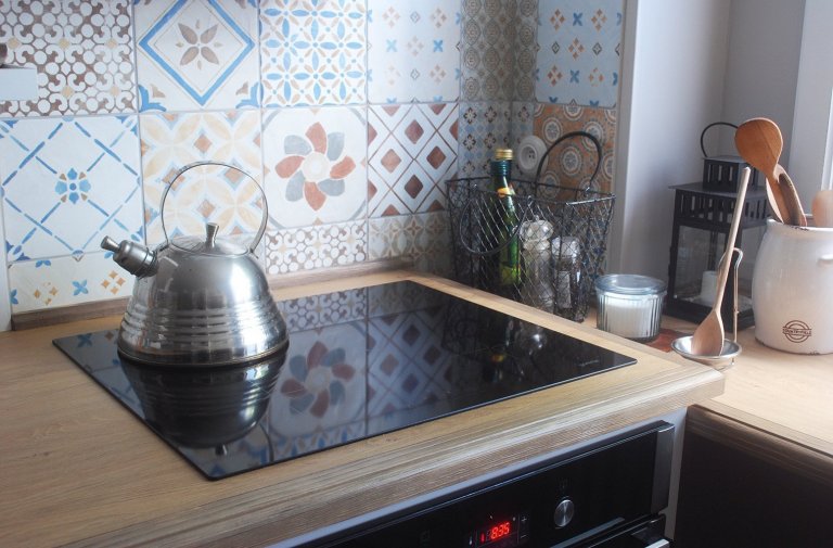Oslovila mě kamarádka Lucka s tím, že by si moc přála předělat kuchyň ve svém panelovém bytě a to do stylu našich kuchyní. Snažila jsem se jí nejdříve odradit,…
