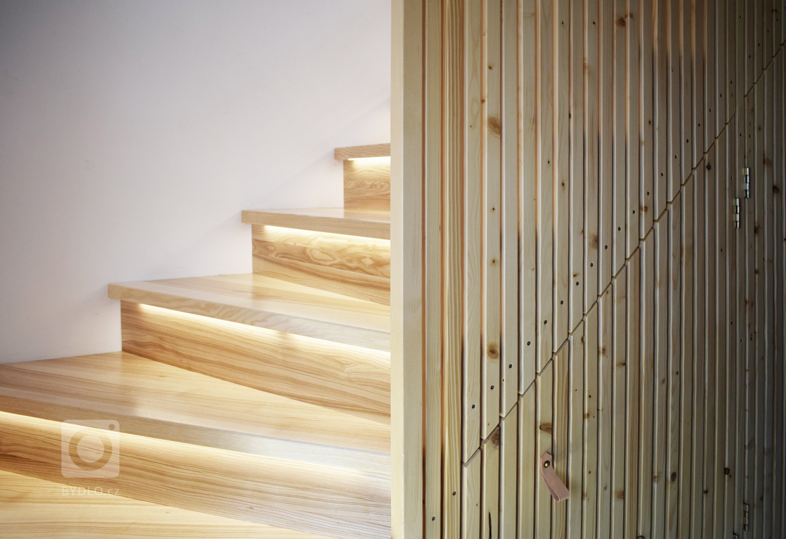 Nově zrekonstruovaný podkrovní prostor se nachází v krásném původním stavení ve Strýčkovicích, v malé vísce jižně od Plzně. Zadáním bylo prostor provzdušnit a…