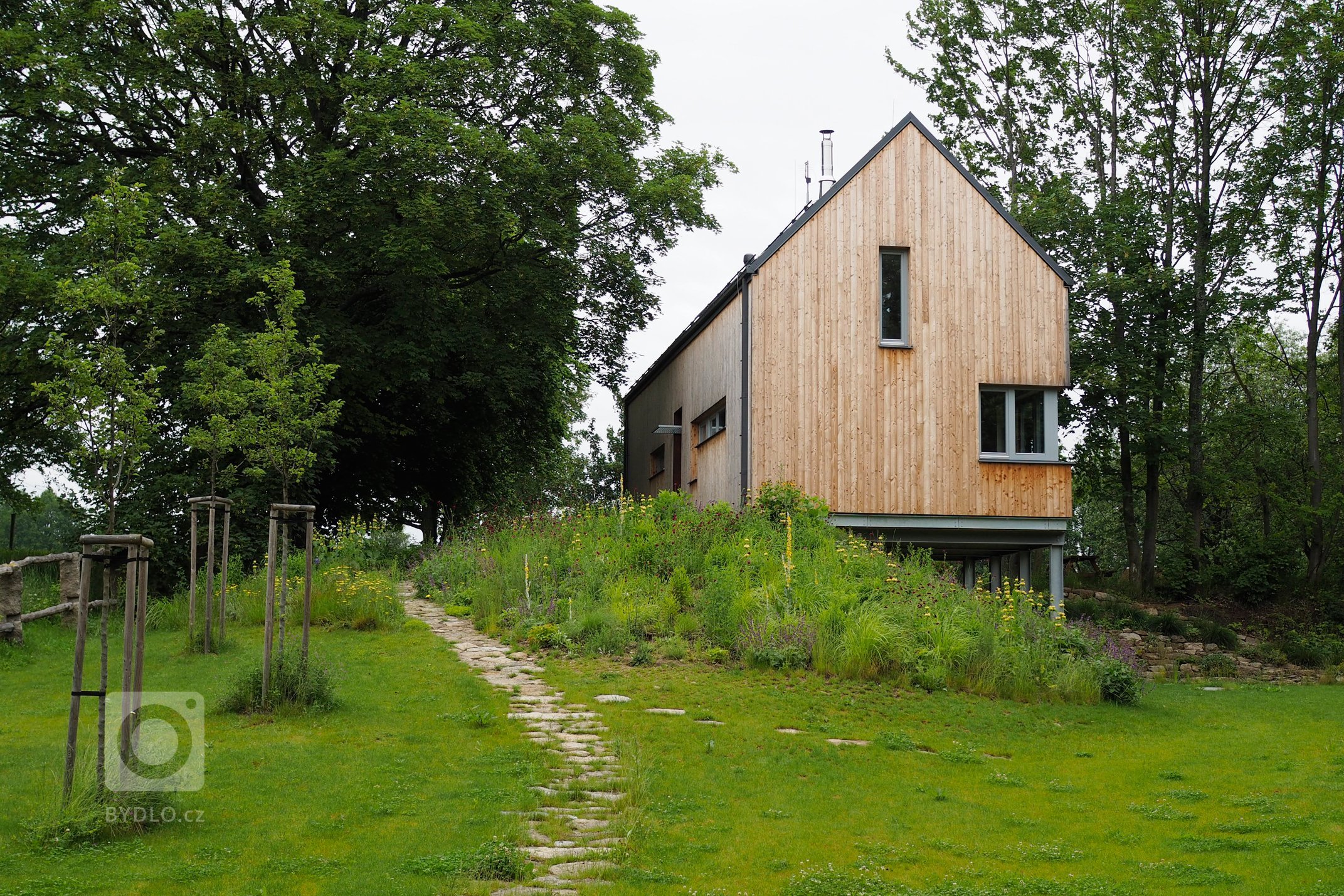 Území zaniklého statku uprostřed České Kanady v Sudetech a zahrada, která plynule přechází do okolní krajiny rozlehlých pastvin.

Původní objekty po vyhnání…