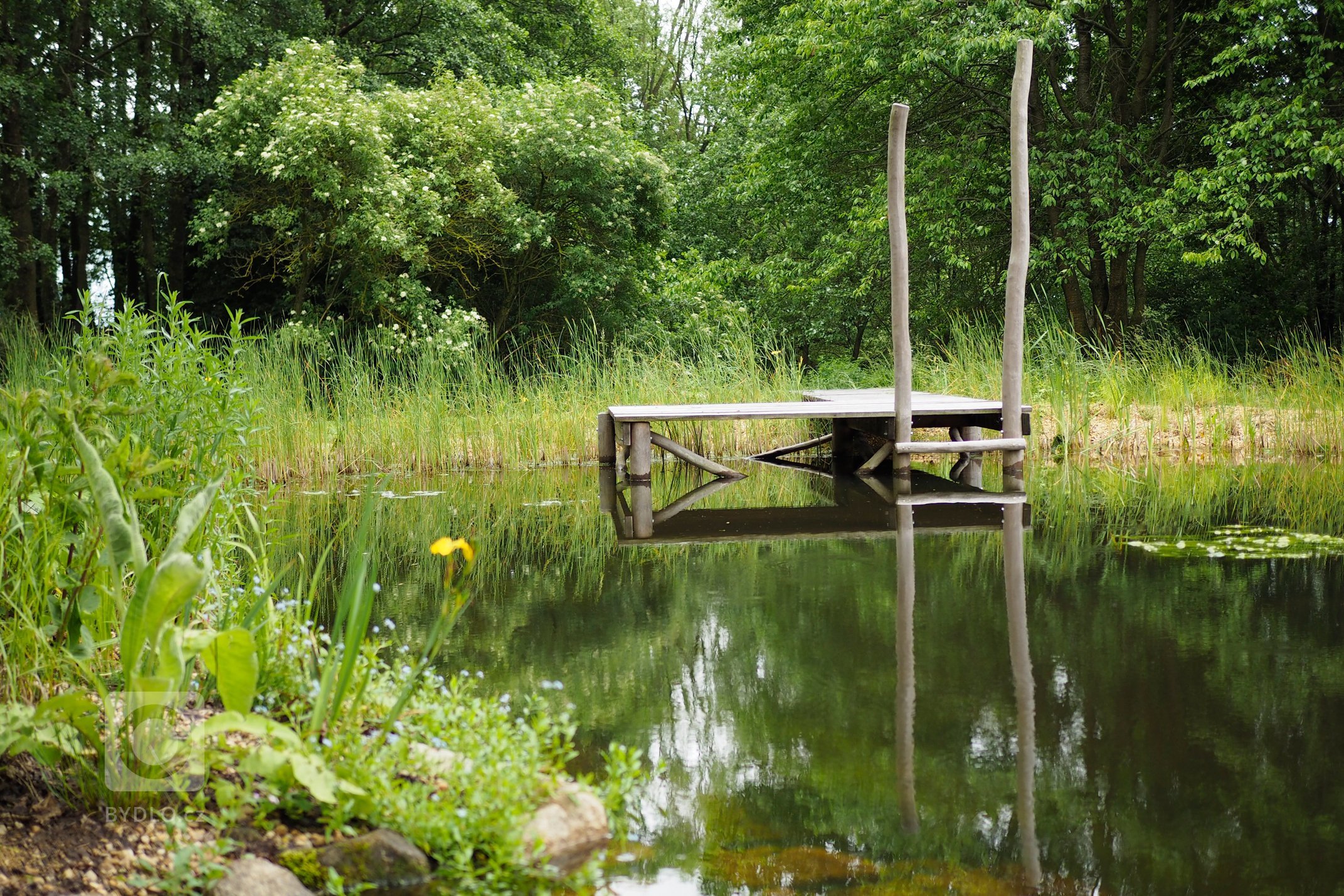 Území zaniklého statku uprostřed České Kanady v Sudetech a zahrada, která plynule přechází do okolní krajiny rozlehlých pastvin.

Původní objekty po vyhnání…
