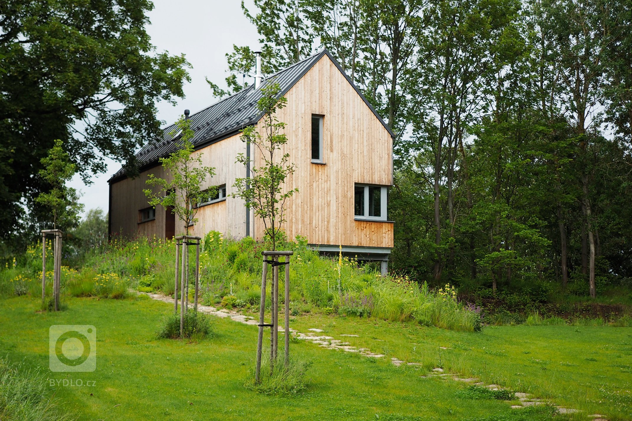 Území zaniklého statku uprostřed České Kanady v Sudetech a zahrada, která plynule přechází do okolní krajiny rozlehlých pastvin.

Původní objekty po vyhnání…