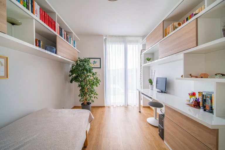 Moderní byt pro manželský pár, který miluje umění.&nbsp; Bytem se prolíná kontrast bílé a antracitu s doplňujícím dubem a betonovými prvky.
