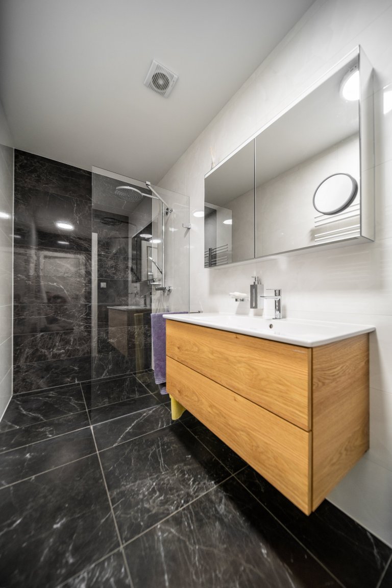 Moderní byt pro manželský pár, který miluje umění.&nbsp; Bytem se prolíná kontrast bílé a antracitu s doplňujícím dubem a betonovými prvky.
