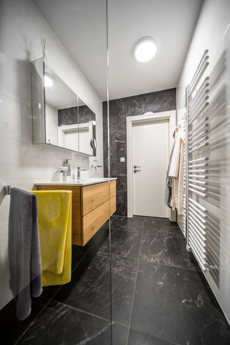 Moderní byt pro manželský pár, který miluje umění.&nbsp; Bytem se prolíná kontrast bílé a antracitu s doplňujícím dubem a betonovými prvky.
