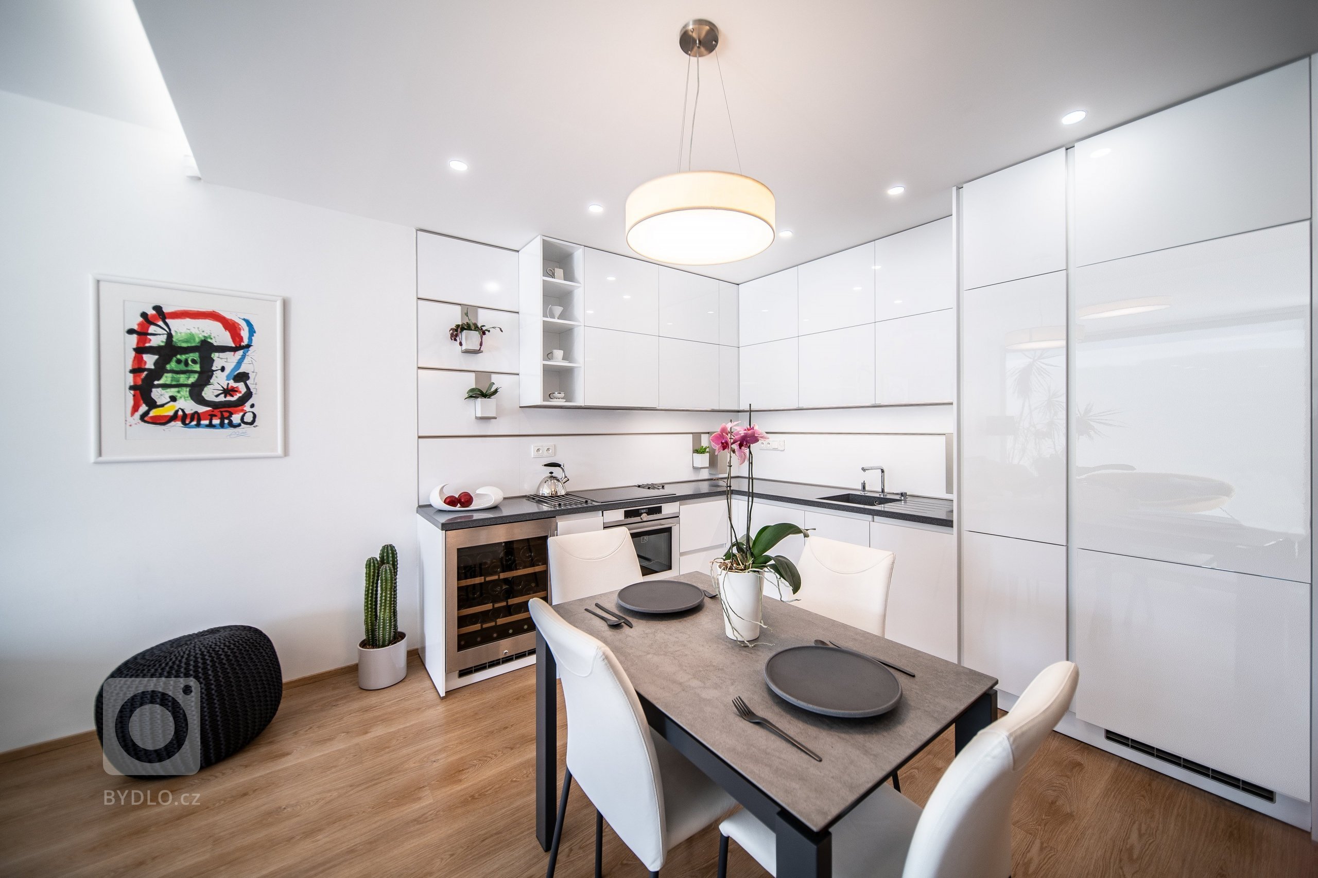 Moderní byt pro manželský pár, který miluje umění.&nbsp; Bytem se prolíná kontrast bílé a antracitu s doplňujícím dubem a betonovými prvky.
