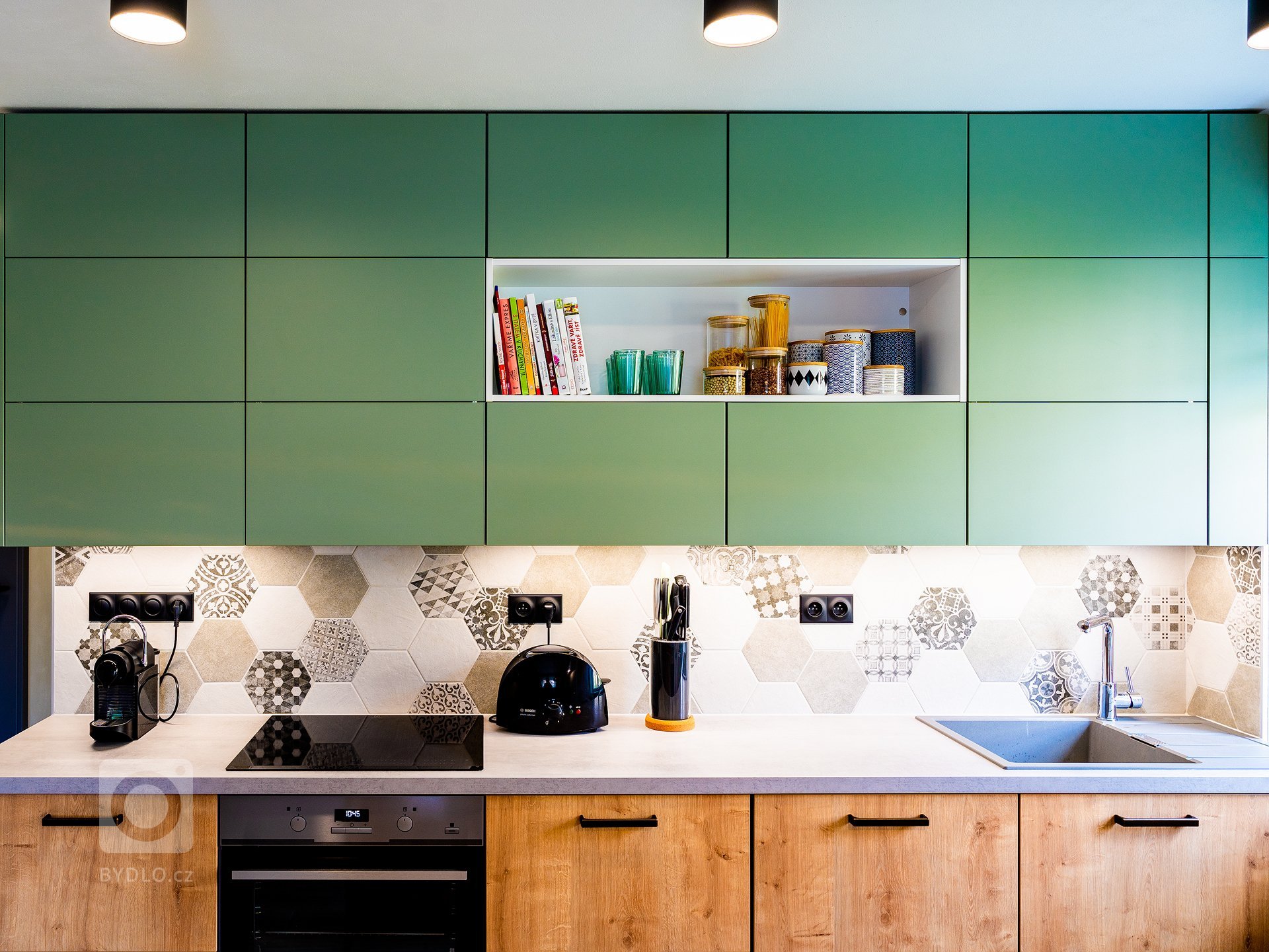 Rekonstrukce bytu pro mladý sympatický pár který se nebojí barev.&nbsp; Interiér je skloubením požadavků investorů, kteří milují kombinaci šalvějově zelené a…