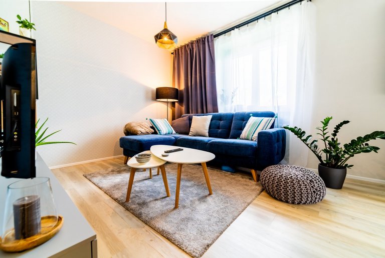 Rekonstrukce bytu pro mladý sympatický pár který se nebojí barev.&nbsp; Interiér je skloubením požadavků investorů, kteří milují kombinaci šalvějově zelené a…