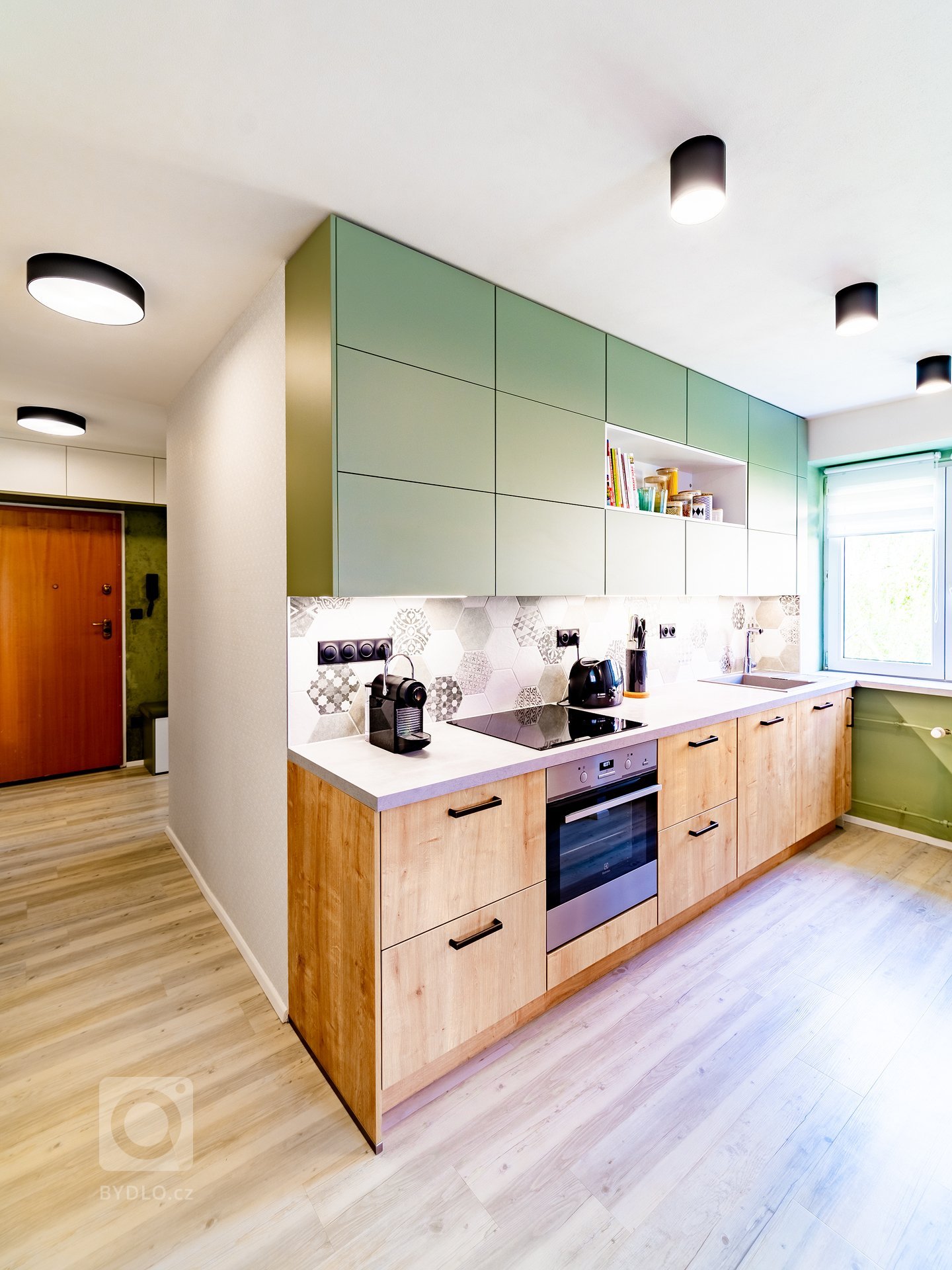 Rekonstrukce bytu pro mladý sympatický pár který se nebojí barev.&nbsp; Interiér je skloubením požadavků investorů, kteří milují kombinaci šalvějově zelené a…