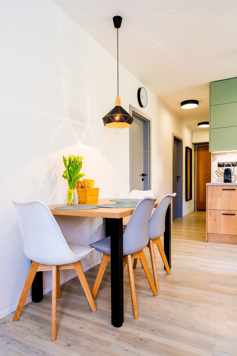 Rekonstrukce bytu pro mladý sympatický pár který se nebojí barev.&nbsp; Interiér je skloubením požadavků investorů, kteří milují kombinaci šalvějově zelené a…