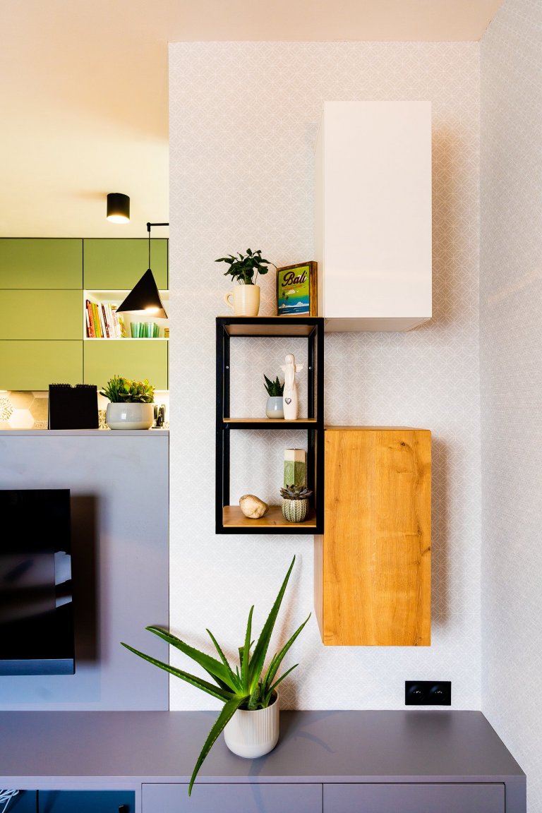 Rekonstrukce bytu pro mladý sympatický pár který se nebojí barev.&nbsp; Interiér je skloubením požadavků investorů, kteří milují kombinaci šalvějově zelené a…