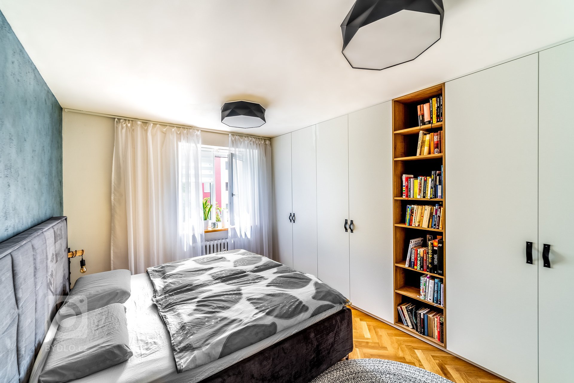 Rekonstrukce bytu pro mladý sympatický pár který se nebojí barev.&nbsp; Interiér je skloubením požadavků investorů, kteří milují kombinaci šalvějově zelené a…