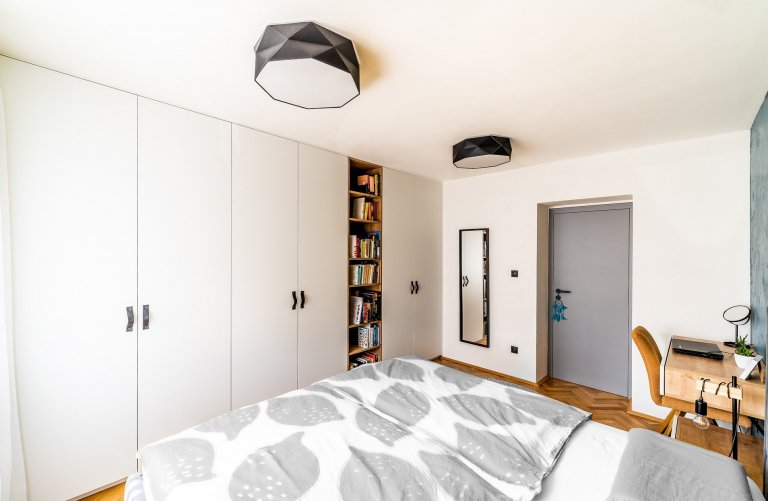 Rekonstrukce bytu pro mladý sympatický pár který se nebojí barev.&nbsp; Interiér je skloubením požadavků investorů, kteří milují kombinaci šalvějově zelené a…