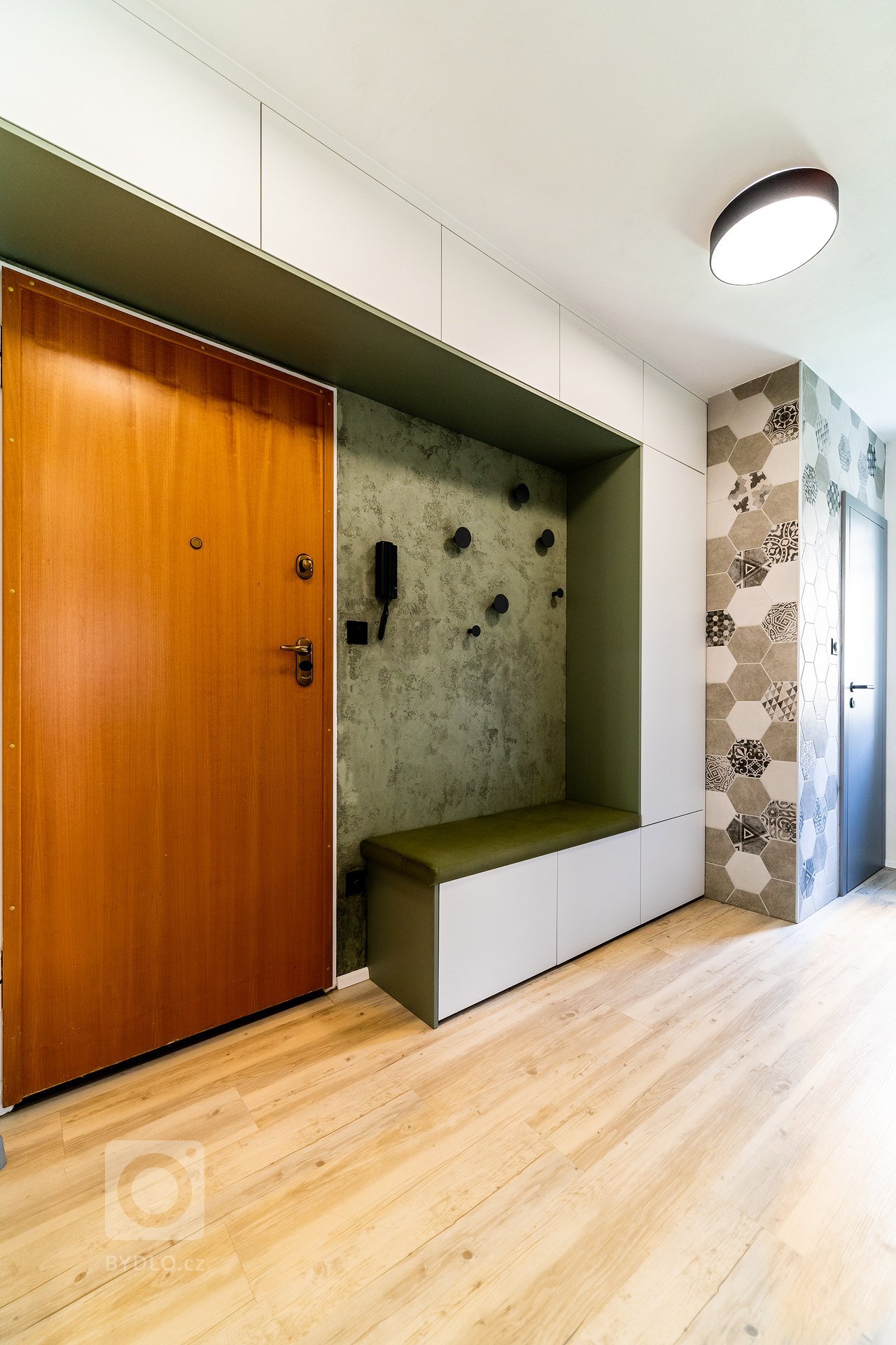 Rekonstrukce bytu pro mladý sympatický pár který se nebojí barev.&nbsp; Interiér je skloubením požadavků investorů, kteří milují kombinaci šalvějově zelené a…