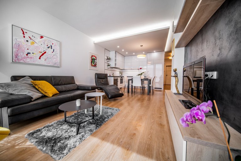 Moderní byt pro manželský pár, který miluje umění.&nbsp; Bytem se prolíná kontrast bílé a antracitu s doplňujícím dubem a betonovými prvky.
