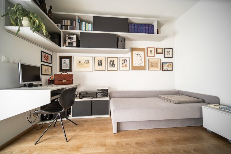 Moderní byt pro manželský pár, který miluje umění.&nbsp; Bytem se prolíná kontrast bílé a antracitu s doplňujícím dubem a betonovými prvky.
