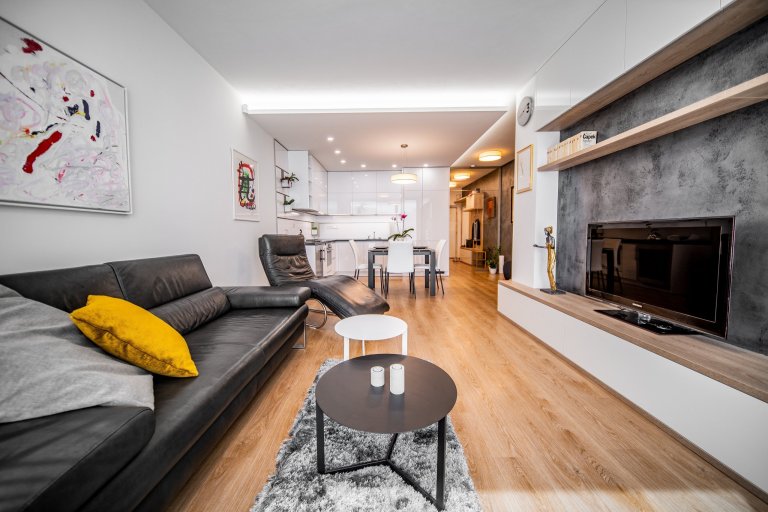 Moderní byt pro manželský pár, který miluje umění.&nbsp; Bytem se prolíná kontrast bílé a antracitu s doplňujícím dubem a betonovými prvky.
