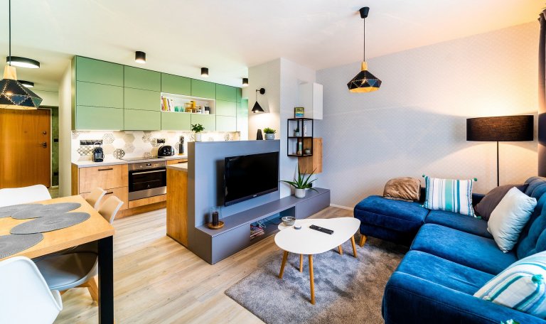 Rekonstrukce bytu pro mladý sympatický pár který se nebojí barev.&nbsp; Interiér je skloubením požadavků investorů, kteří milují kombinaci šalvějově zelené a…