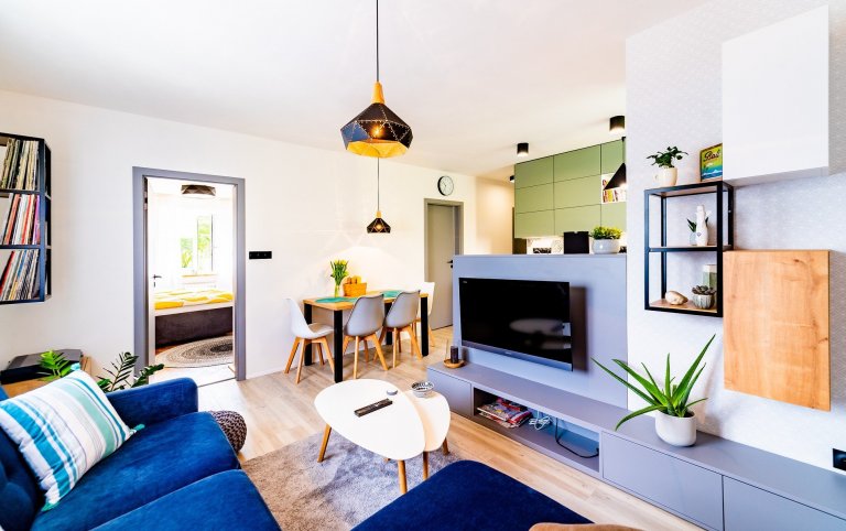 Rekonstrukce bytu pro mladý sympatický pár který se nebojí barev.&nbsp; Interiér je skloubením požadavků investorů, kteří milují kombinaci šalvějově zelené a…