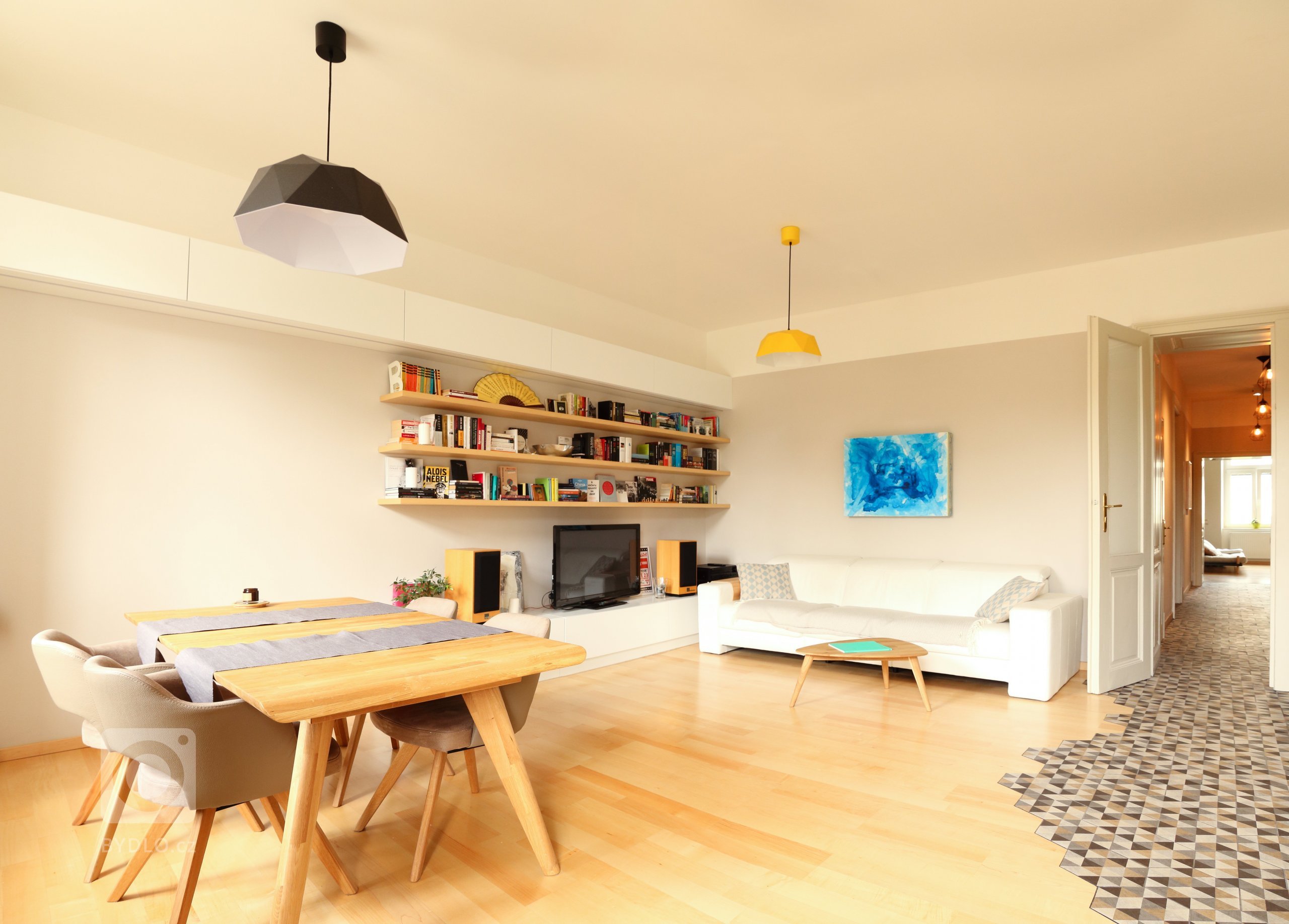 Byt se nachází ve třetím podlaží bytového domu z r. 1906 a má severojižní orientaci (jih - ulice, sever - vnitroblok). Cílem úprav bylo přeorganizování…