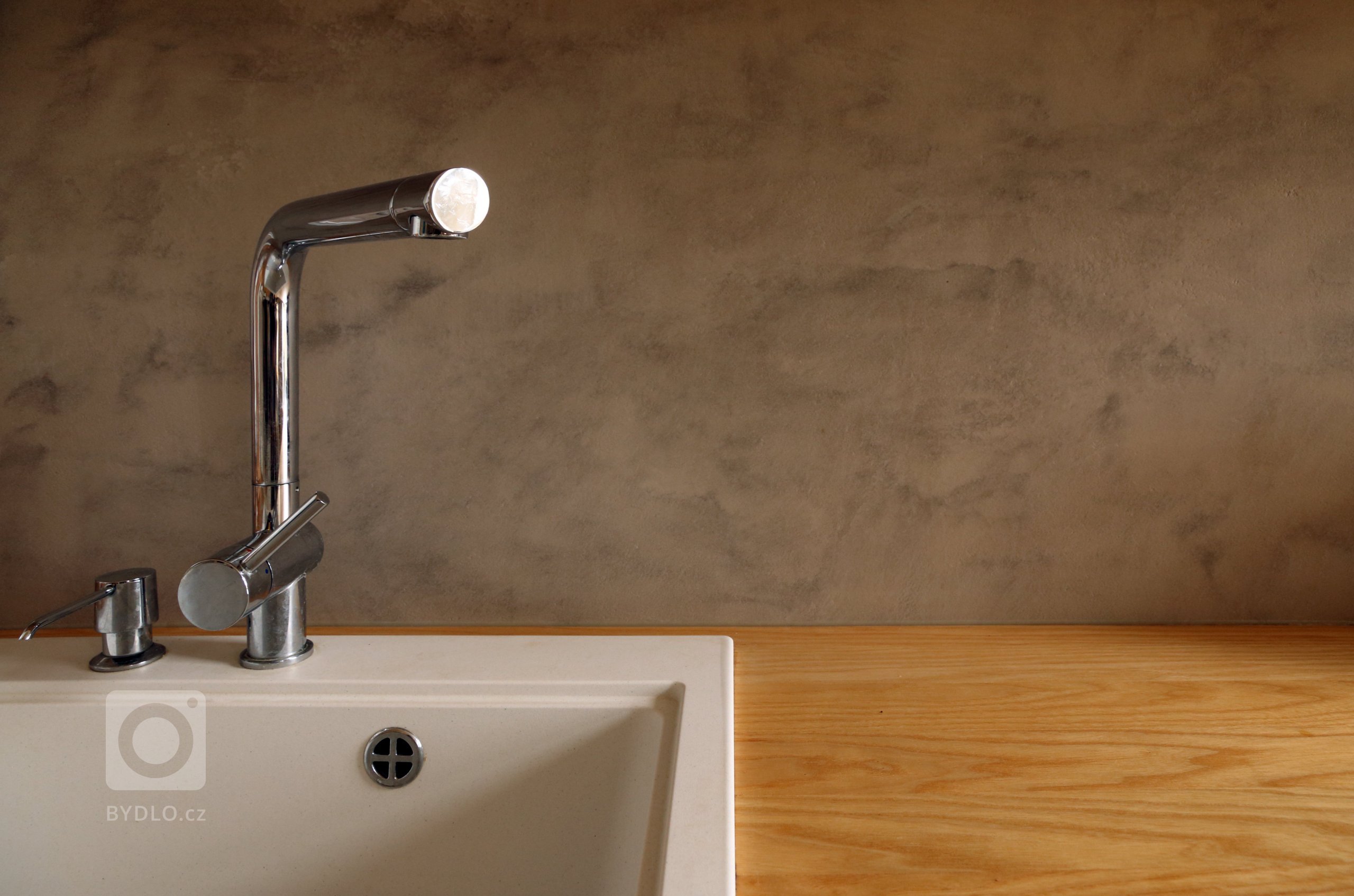 Byt se nachází ve třetím podlaží bytového domu z r. 1906 a má severojižní orientaci (jih - ulice, sever - vnitroblok). Cílem úprav bylo přeorganizování…