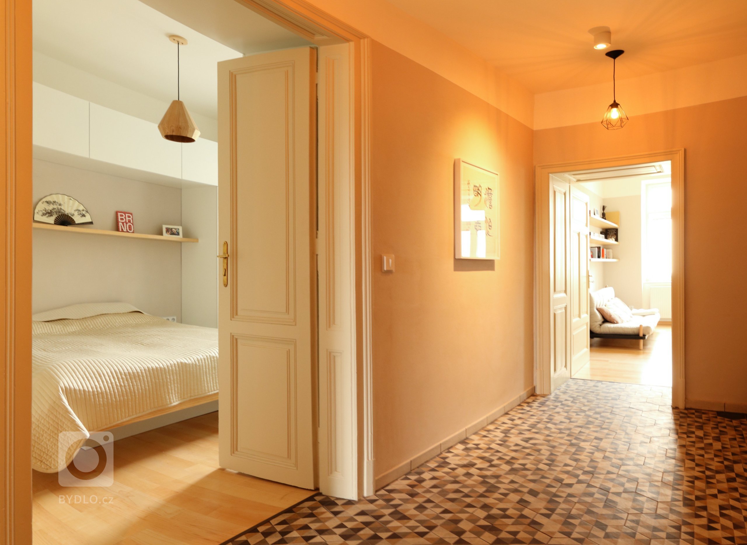 Byt se nachází ve třetím podlaží bytového domu z r. 1906 a má severojižní orientaci (jih - ulice, sever - vnitroblok). Cílem úprav bylo přeorganizování…