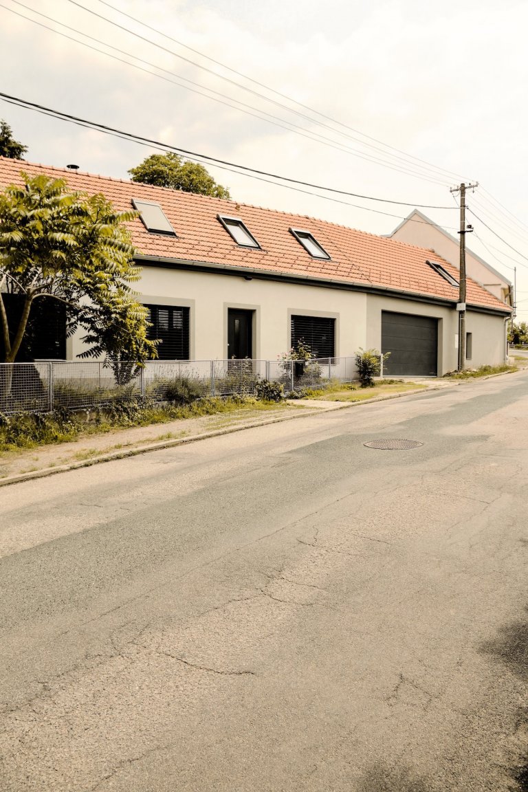 Dům stojí v Rozdrojovicích, vesnici vzdálené 2 kilometry severně od brněnské přehrady. Obec je charakteristická dramatickou morfologií terénu a liniovou…