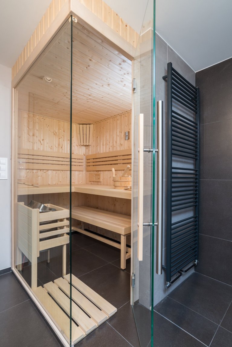 Postavit si dřevostavbu na kopci má mnoho výhod - nezaplaví ho voda, je z něj dobrý výhled a není ho možné přehlédnout. A pokud je dobře postavený, neodfoukne…