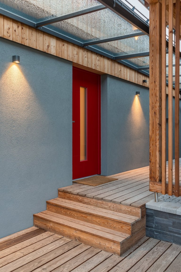 Postavit si dřevostavbu na kopci má mnoho výhod - nezaplaví ho voda, je z něj dobrý výhled a není ho možné přehlédnout. A pokud je dobře postavený, neodfoukne…