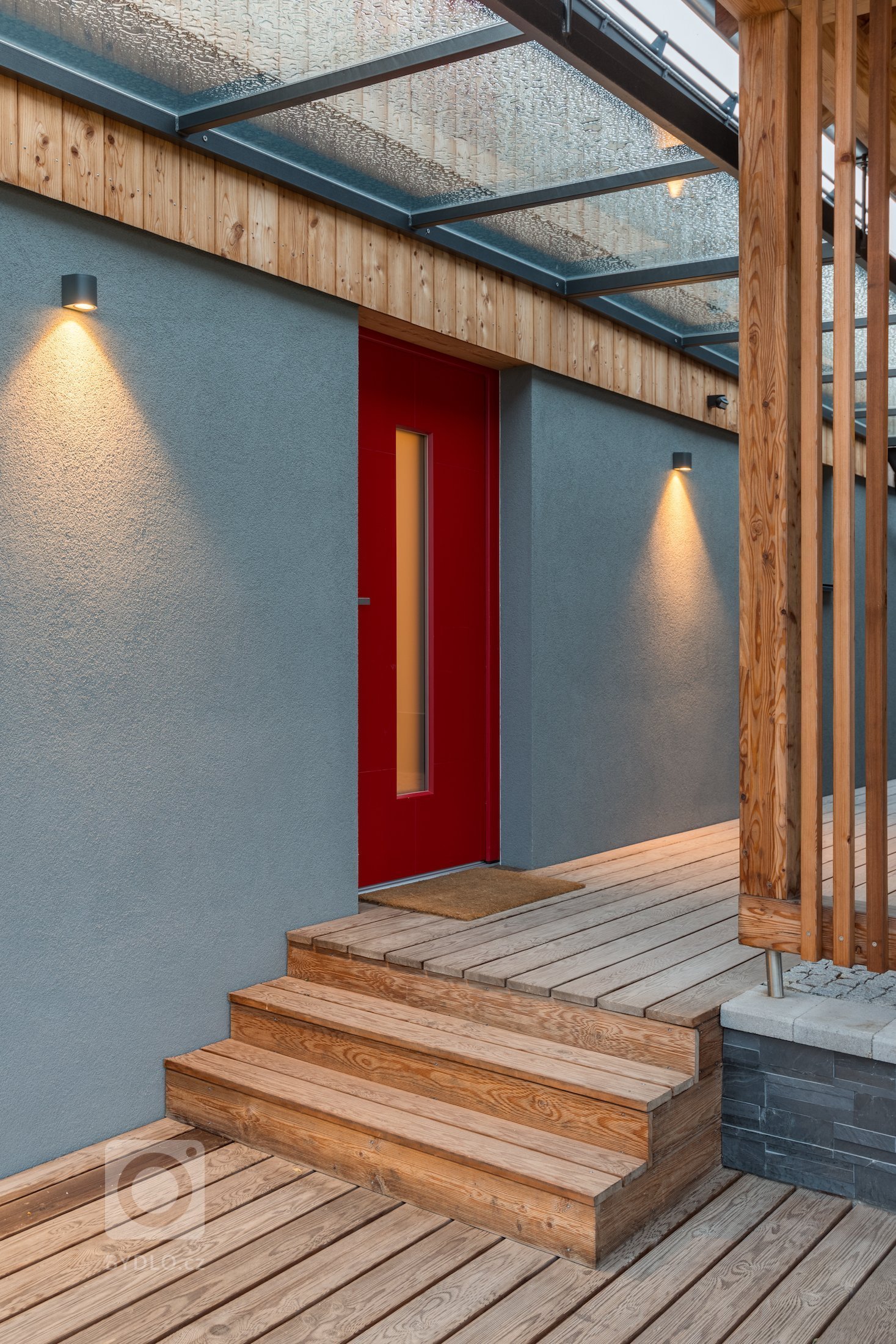 Postavit si dřevostavbu na kopci má mnoho výhod - nezaplaví ho voda, je z něj dobrý výhled a není ho možné přehlédnout. A pokud je dobře postavený, neodfoukne…