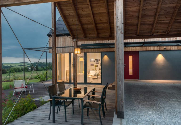 Postavit si dřevostavbu na kopci má mnoho výhod - nezaplaví ho voda, je z něj dobrý výhled a není ho možné přehlédnout. A pokud je dobře postavený, neodfoukne…