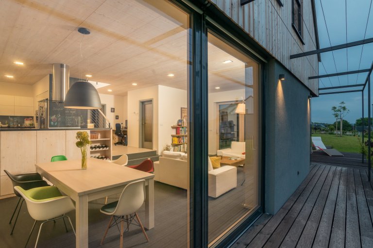 Postavit si dřevostavbu na kopci má mnoho výhod - nezaplaví ho voda, je z něj dobrý výhled a není ho možné přehlédnout. A pokud je dobře postavený, neodfoukne…