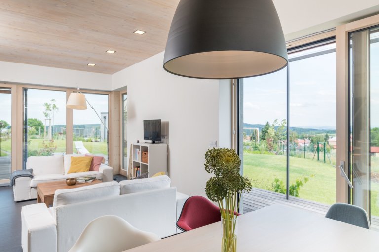 Postavit si dřevostavbu na kopci má mnoho výhod - nezaplaví ho voda, je z něj dobrý výhled a není ho možné přehlédnout. A pokud je dobře postavený, neodfoukne…