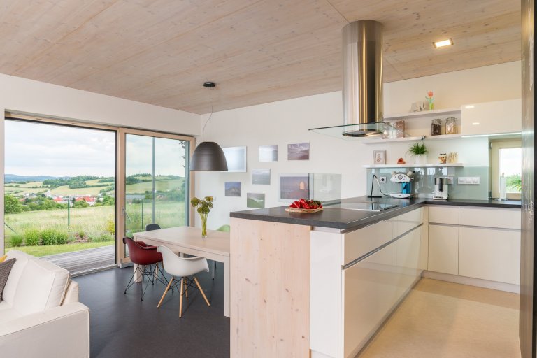 Postavit si dřevostavbu na kopci má mnoho výhod - nezaplaví ho voda, je z něj dobrý výhled a není ho možné přehlédnout. A pokud je dobře postavený, neodfoukne…