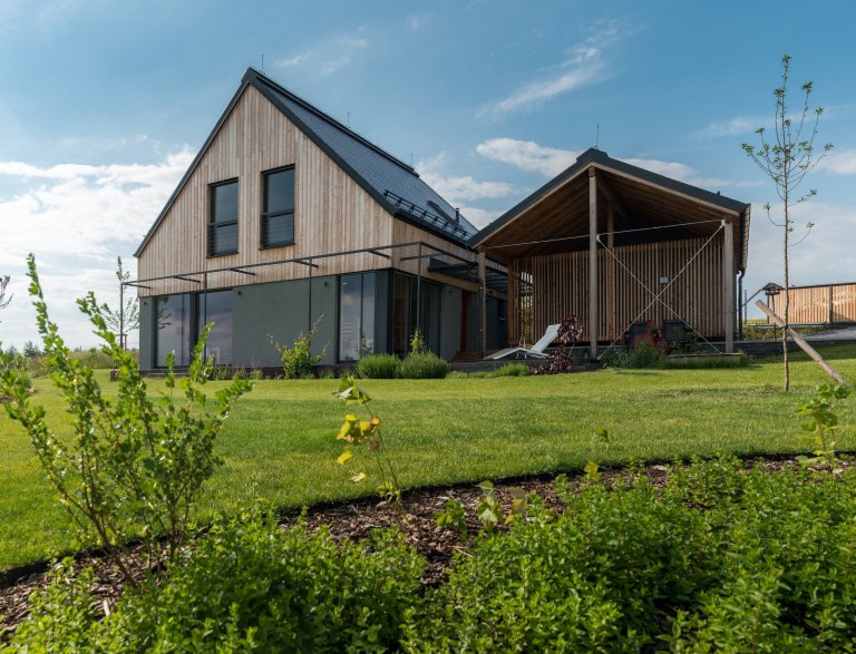 Postavit si dřevostavbu na kopci má mnoho výhod - nezaplaví ho voda, je z něj dobrý výhled a není ho možné přehlédnout. A pokud je dobře postavený, neodfoukne…