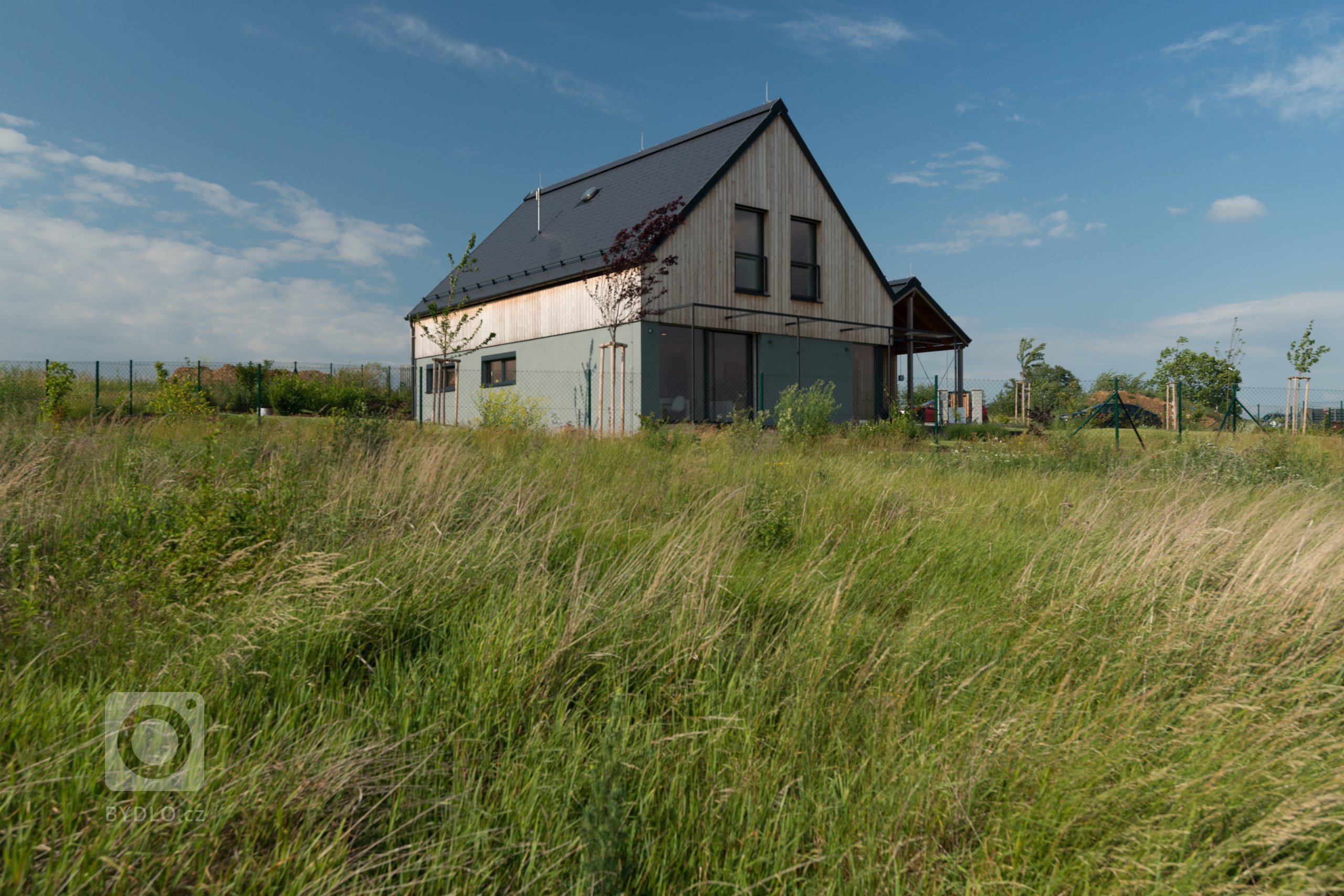 Postavit si dřevostavbu na kopci má mnoho výhod - nezaplaví ho voda, je z něj dobrý výhled a není ho možné přehlédnout. A pokud je dobře postavený, neodfoukne…